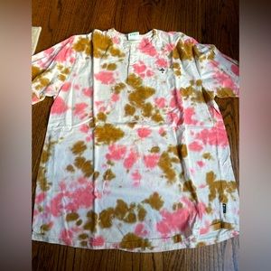 LRG MEN’s tie dye short sleeve Henley size XL